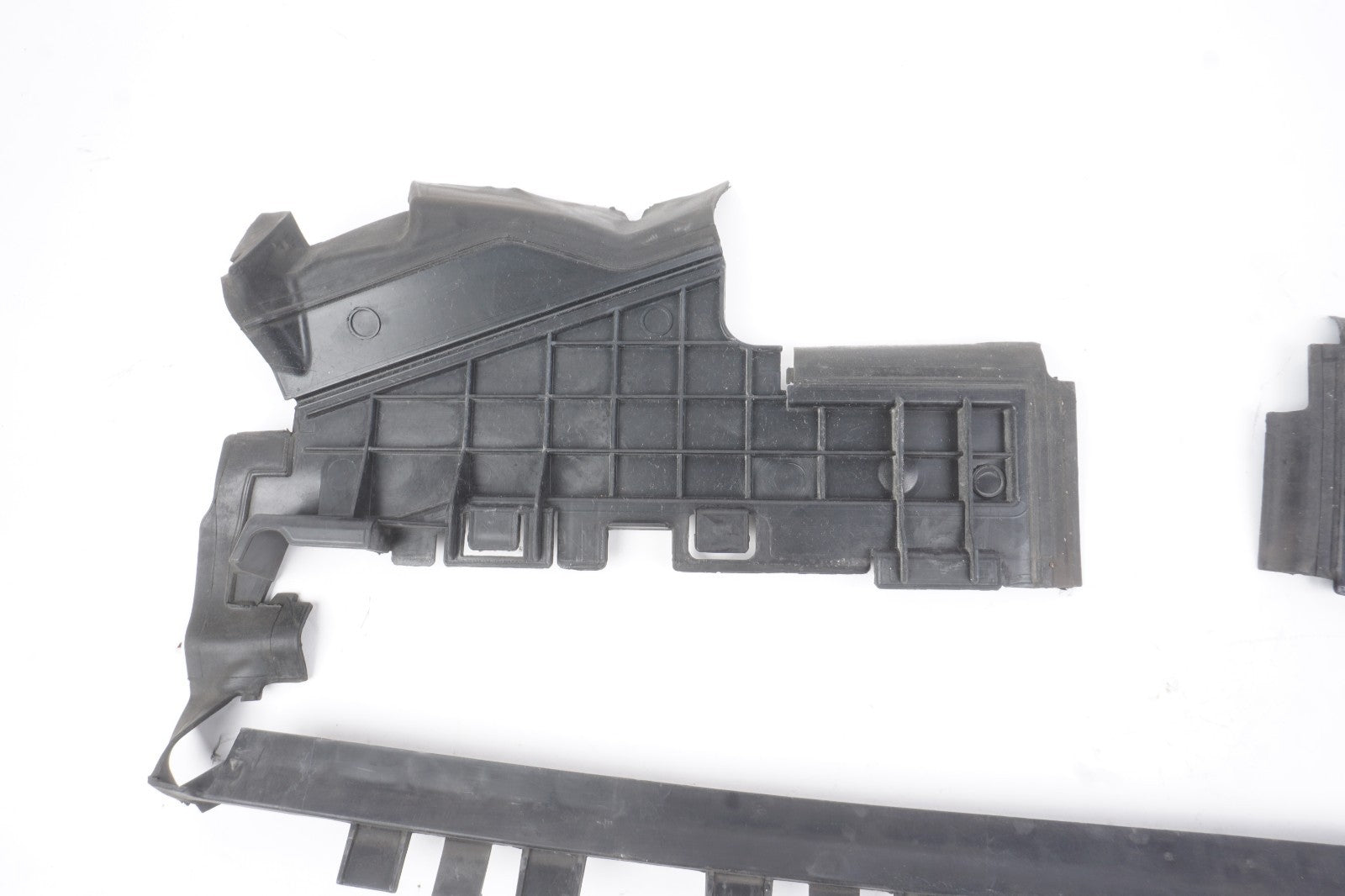 2011-2017 Mercedes W207 E350 Air Guide Plate Baffle Trim A2075050530 OEM