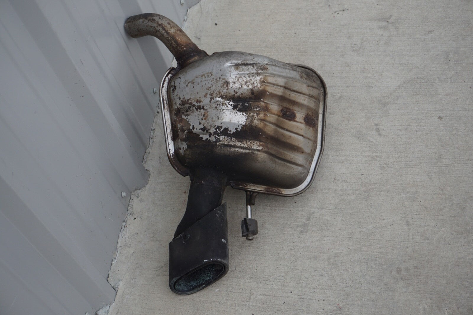 2003-2006 Mercedes-Benz SL500 REAR DRIVER LEFT EXHAUST MUFFLER TAIL PIPE OEM