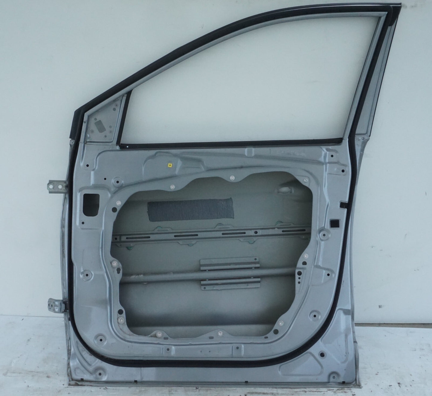 2013-2018 HYUNDAI SANTA FE FRONT RIGHT PASSENGER SIDE DOOR SHELL OEM