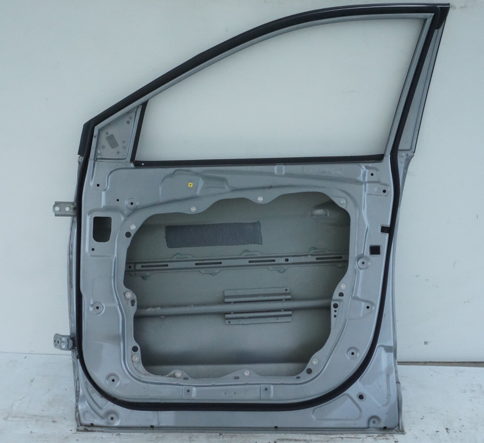 2013-2018 HYUNDAI SANTA FE FRONT RIGHT PASSENGER SIDE DOOR SHELL OEM