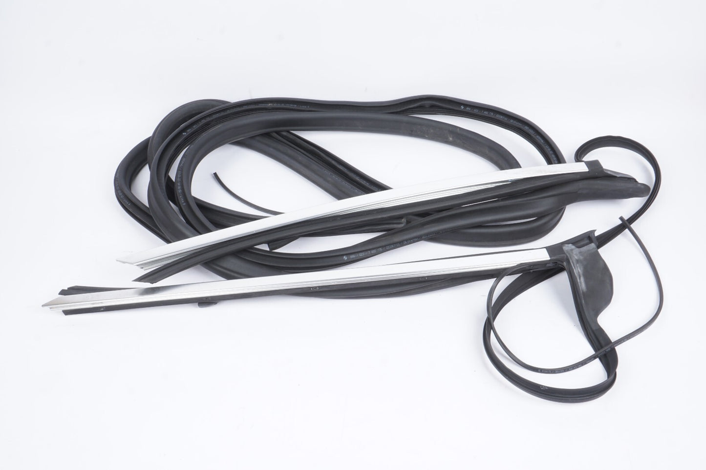 21 - 24 BMW 430I Convertible Front Windshield Weatherstrip Seal 7482775 OEM