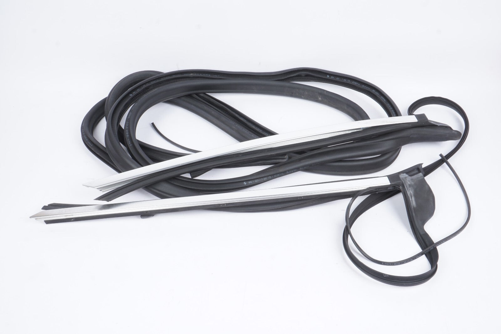 21 - 24 BMW 430I Convertible Front Windshield Weatherstrip Seal 7482775 OEM