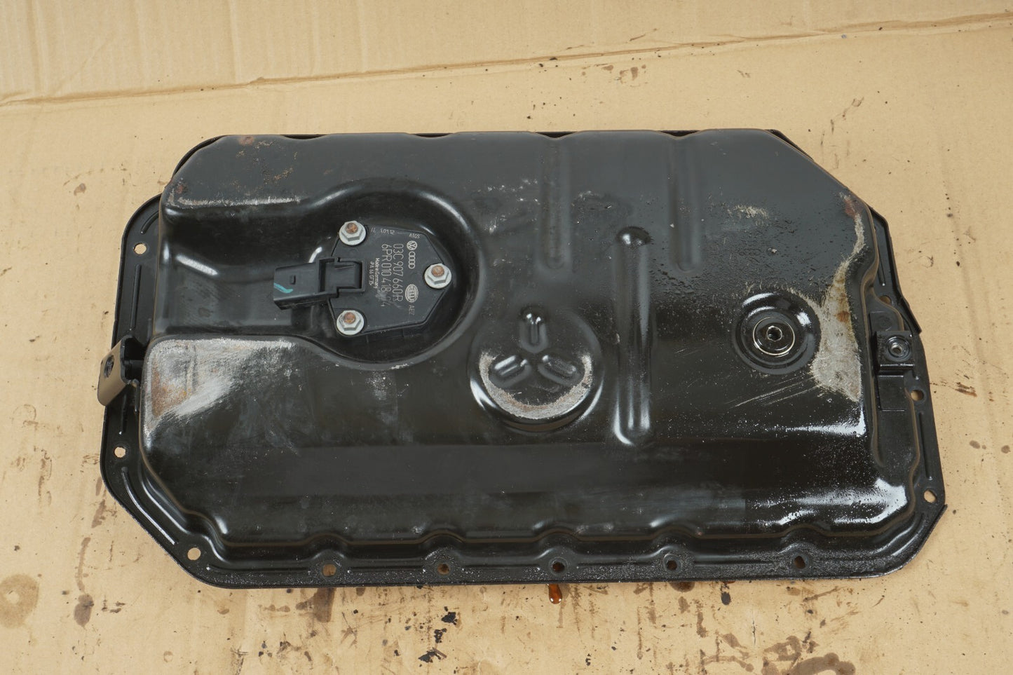 2012 - 2015 AUDI A7 3.0L ENGINE OIL PAN W/ SENSOR 03C907660R OEM