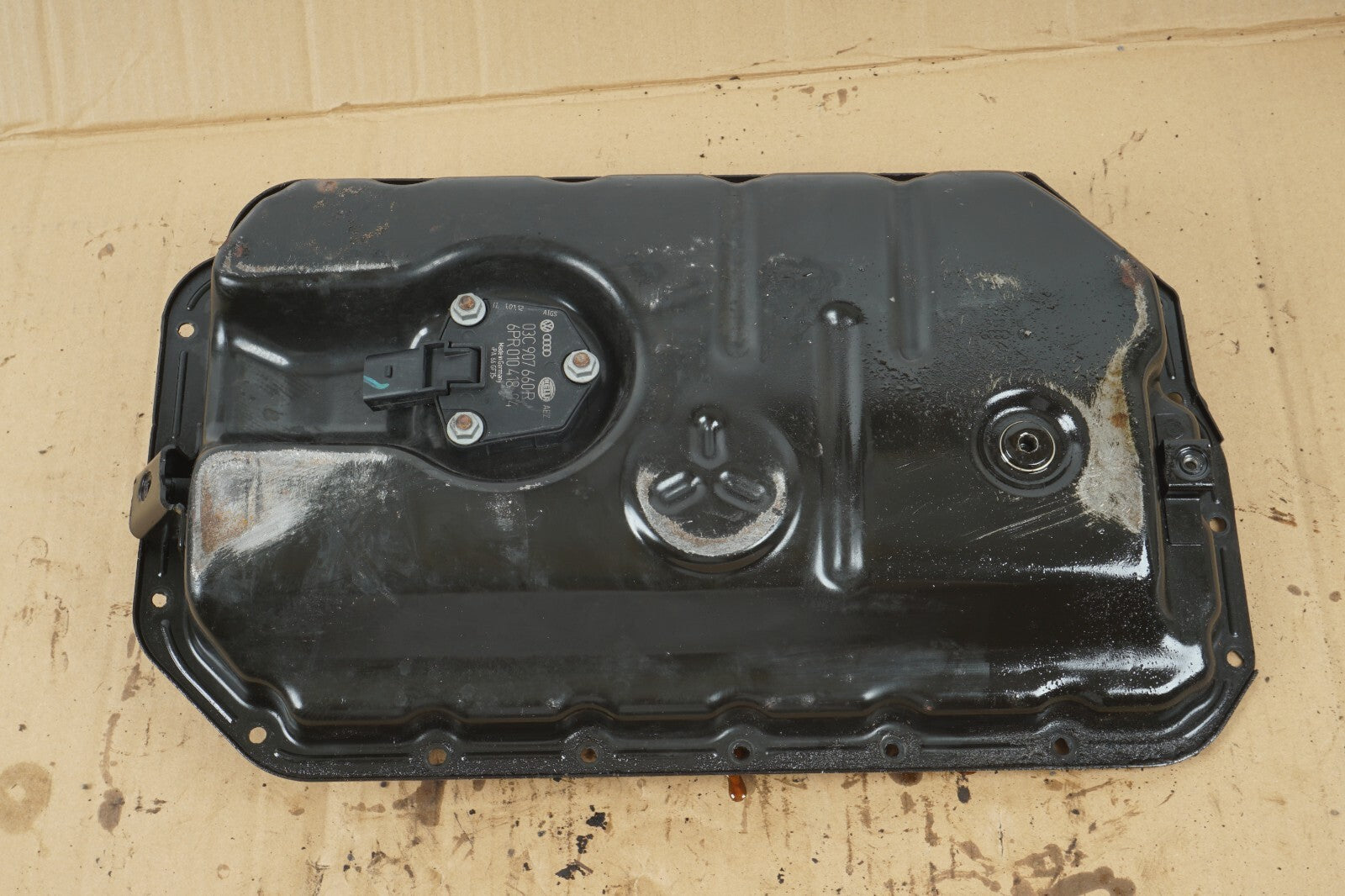 2012 - 2015 AUDI A7 3.0L ENGINE OIL PAN W/ SENSOR 03C907660R OEM