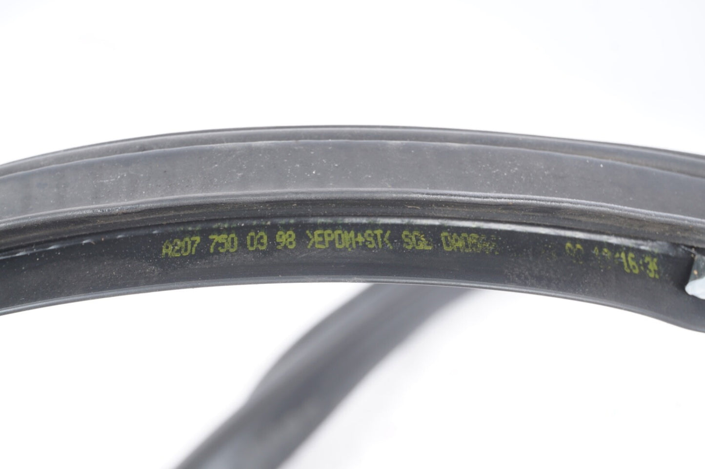 11-14 MERCEDES-BENZ E350 CONVERTIBLE ROOF RUBBER SEAL A2077500398