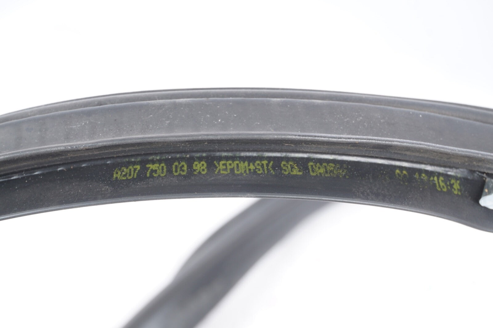 11-14 MERCEDES-BENZ E350 CONVERTIBLE ROOF RUBBER SEAL A2077500398
