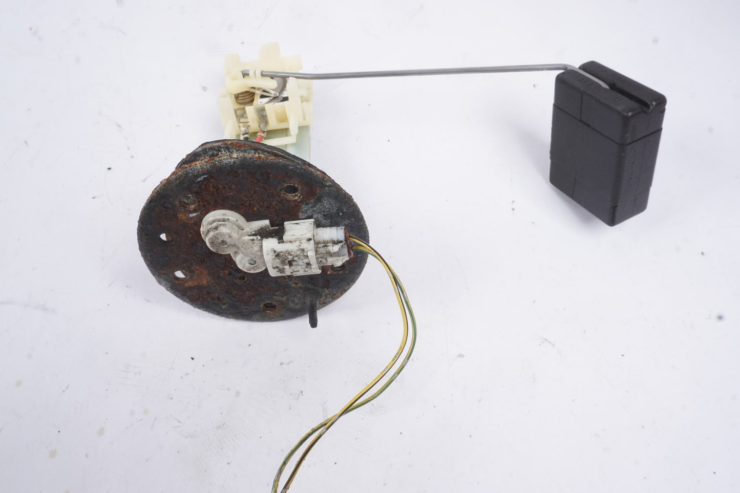 2002 - 2005 LEXUS SC430 FUEL LEVEL SENDING UNIT RIGHT OEM