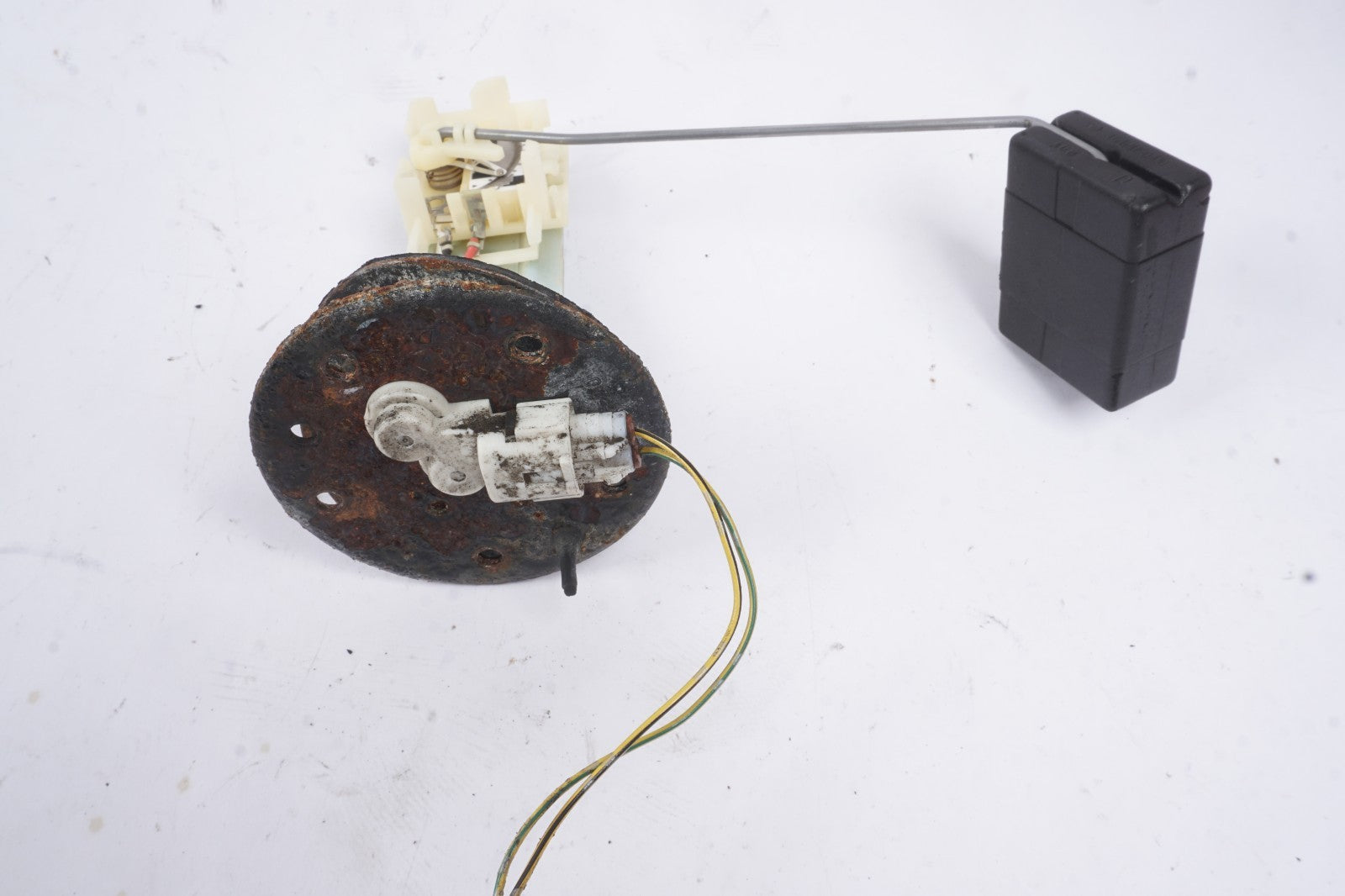 2002 - 2005 LEXUS SC430 FUEL LEVEL SENDING UNIT RIGHT OEM