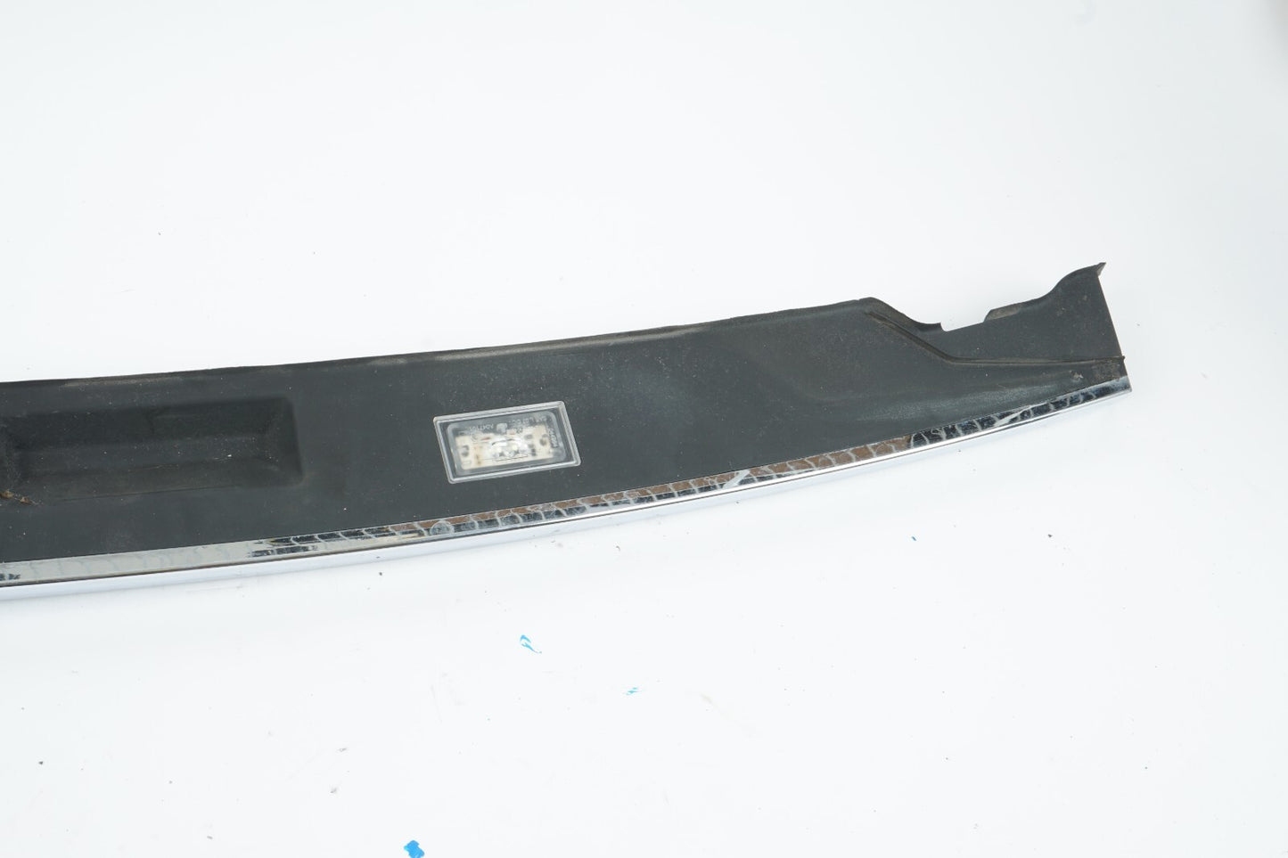 2009 - 2012 BMW 750Li TRUNK LID HANDLE W/ LICENSE PLATE LIGHT 7200035 OEM