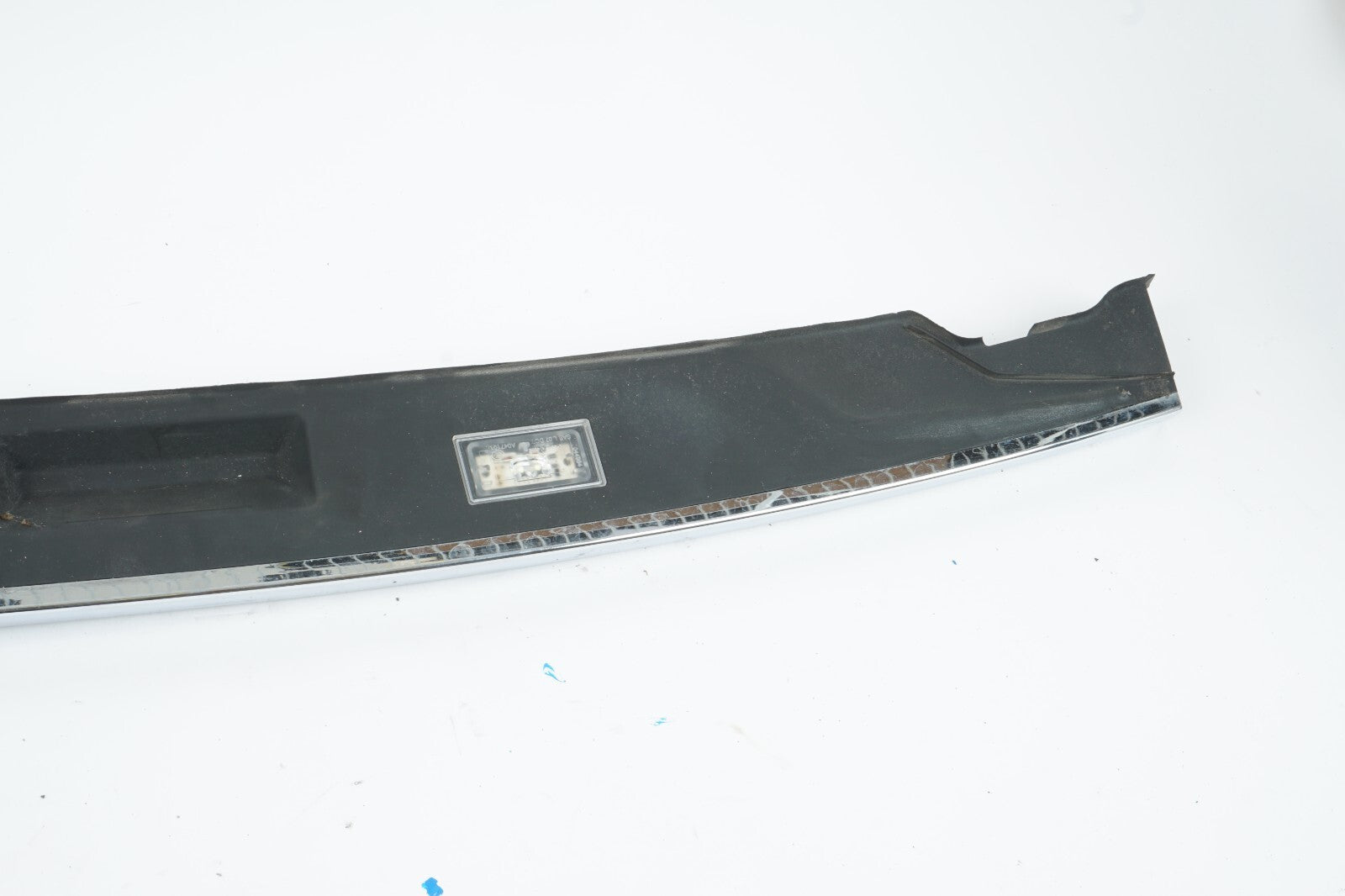 2009 - 2012 BMW 750Li TRUNK LID HANDLE W/ LICENSE PLATE LIGHT 7200035 OEM
