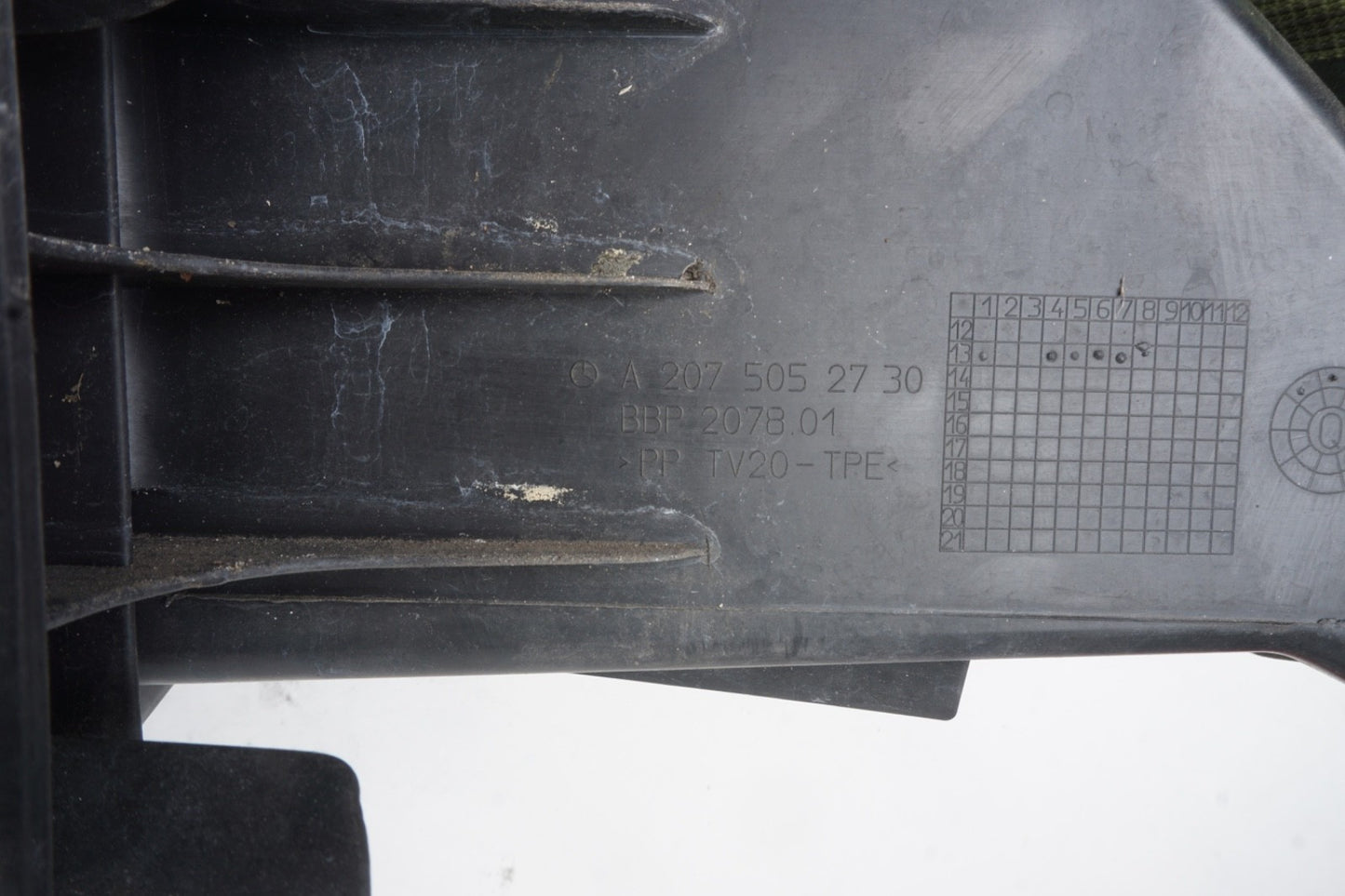 2014 Mercedes W207 E350 Coupe Convertible Engine Radiator Lower Baffle Air Duct