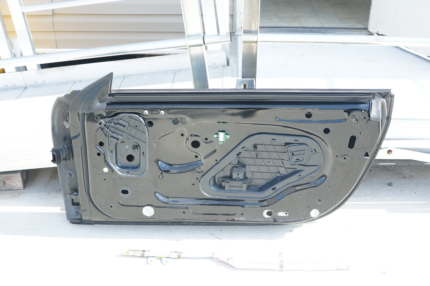 13 14 15 16 17 18 19 20 Mercedes Benz SL550 R231 Front Right Door Shell Black