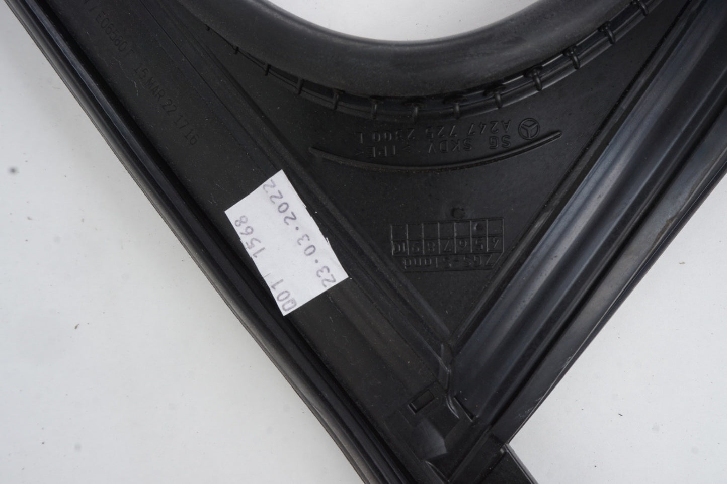 2022-2024 MERCEDES EQB350 X243 FRONT LEFT DOOR WINDOW GLASS RUN CHANNEL SEAL OEM