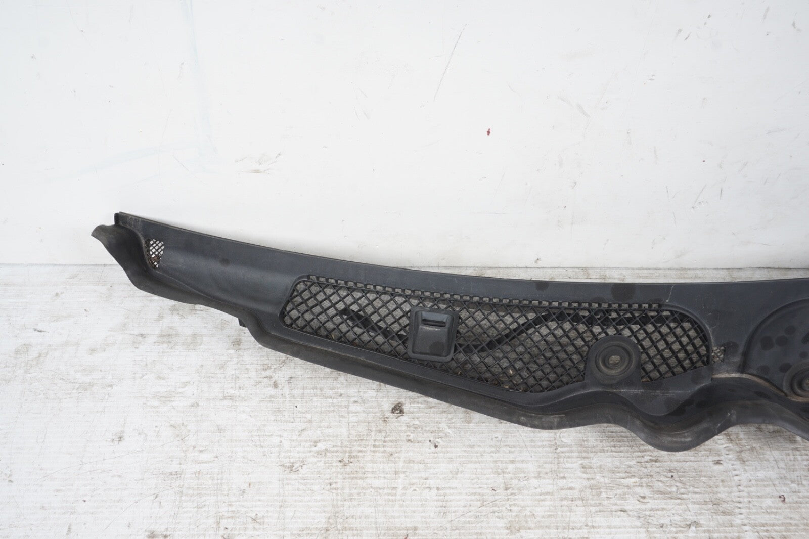 2011-2016 MERCEDES E350 E400 COUPE  FRONT WINDSHIELD WIPER COWL PANEL 2078300713