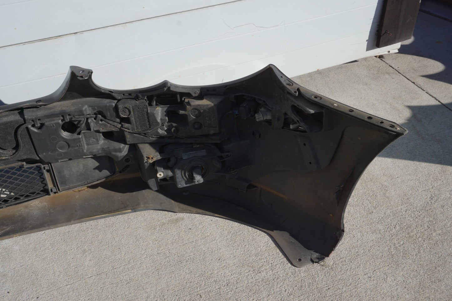 03-06 MERCEDES SL500 FRONT BUMPER COVER W/PARK ASSIST SENSORS