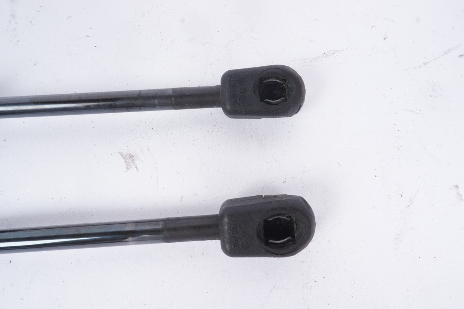 07-13 Mercedes W221 CL550 S550 CL600 AMG Front Hood Strut Set 2218800329 OEM