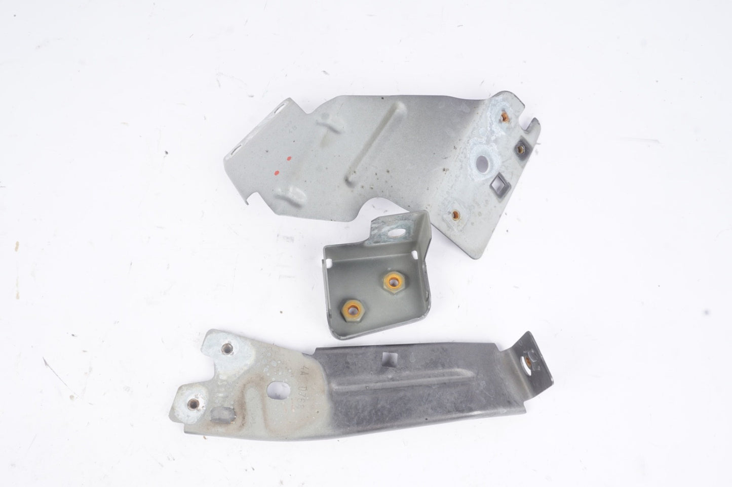 2014-2020 MASERATI GHIBLI FRONT RIGHT FENDER LOWER MOUNT SUPPORT BRACKET OEM