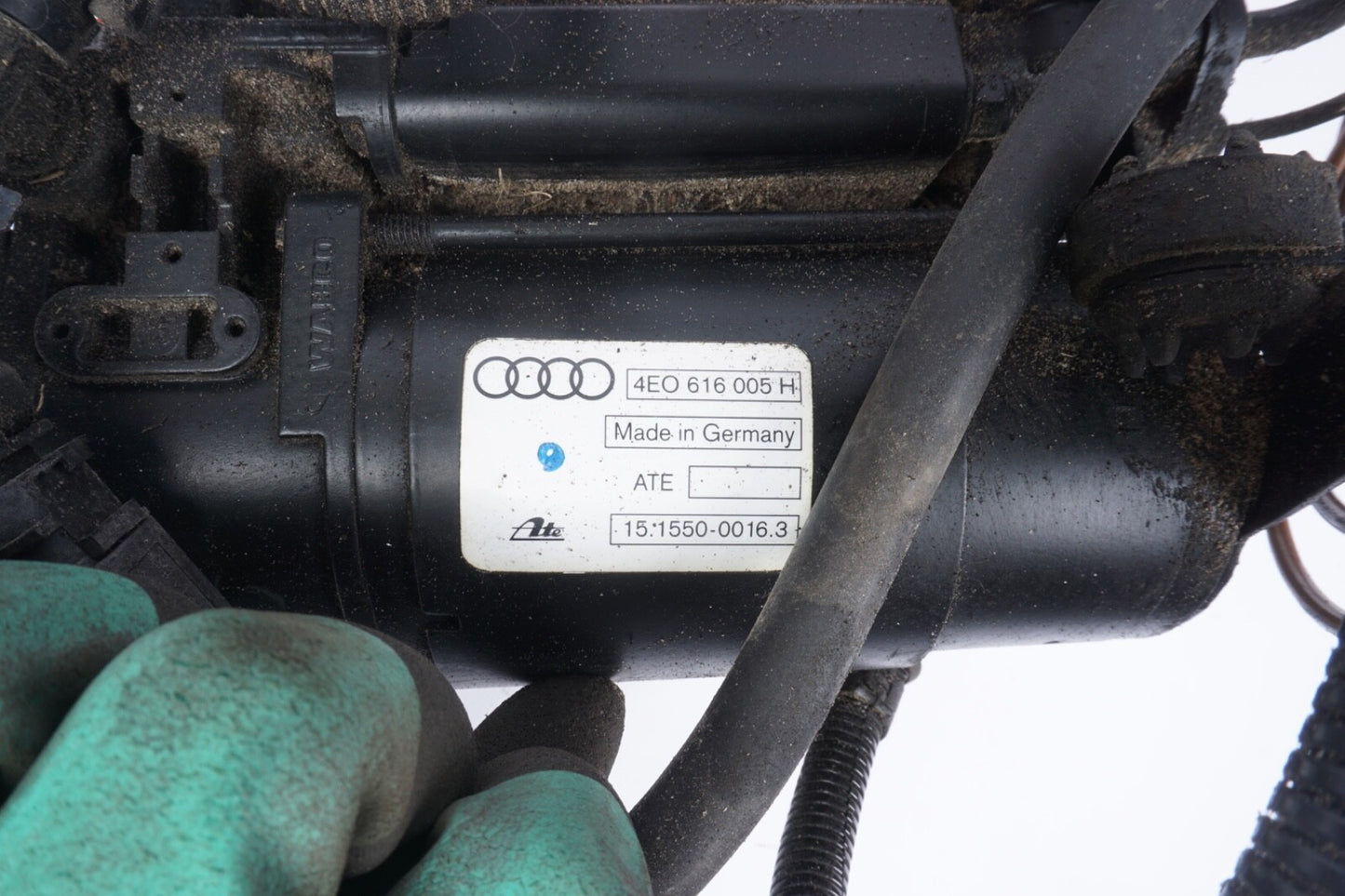 2004-2010 AUDI A8 D3 4.2L - AIR Suspension Compressor / PUMP 4E0616005F
