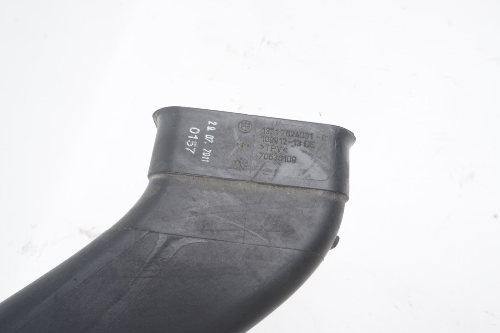 2012-2015 BMW F06 650i 4.4L Gas Left Side Air Intake Duct Tube 7624031-01 OEM