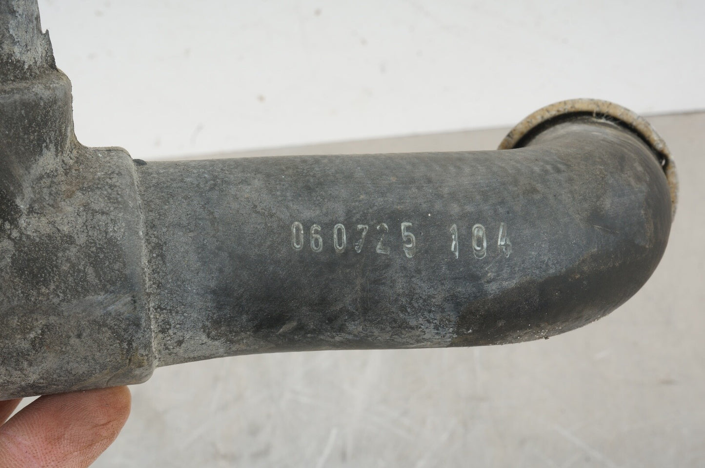 07-11 Mercedes W221 S550 CL550 Lower Radiator Cooling Hose Pipe 2215015582 OEM