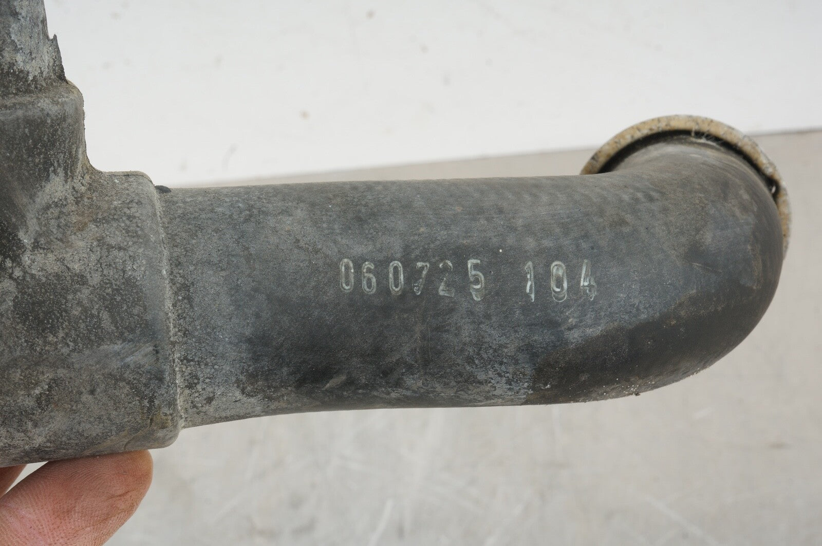 07-11 Mercedes W221 S550 CL550 Lower Radiator Cooling Hose Pipe 2215015582 OEM