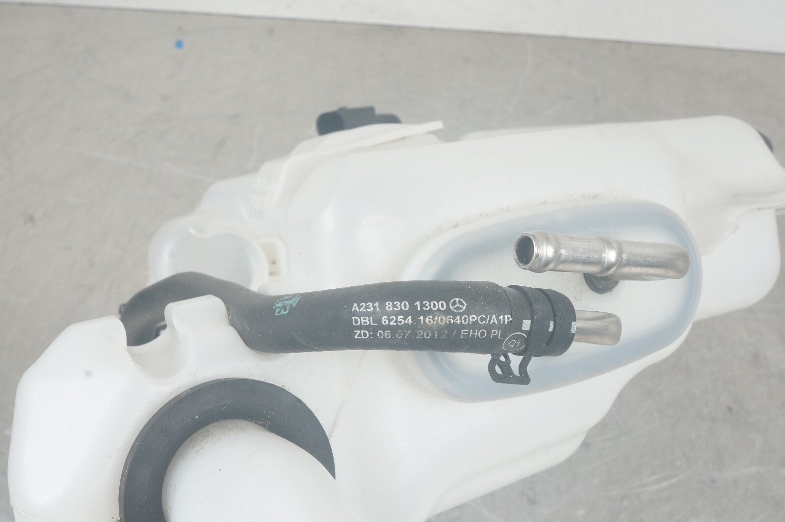 2017 - 2020 MERCEDES R231 SL550 SL450 WINDSHIELD WASHER FLUID TANK RESERVOIR OEM