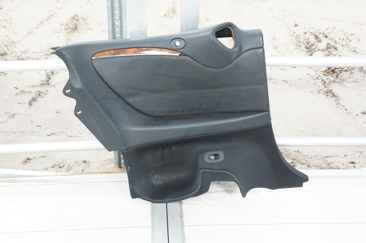 06-09 MERCEDES CLK500 CLK350 CONVERTIBLE REAR LEFT QUARTER PANEL TRIM OEM