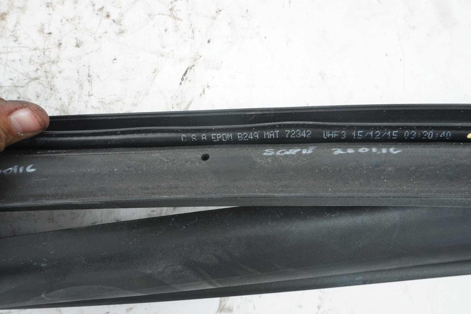 14 - 20 MASERATI QUATTROPORTE FRONT RIGHT PASSENGER DOOR WEATHERSTRIP SEAL OEM