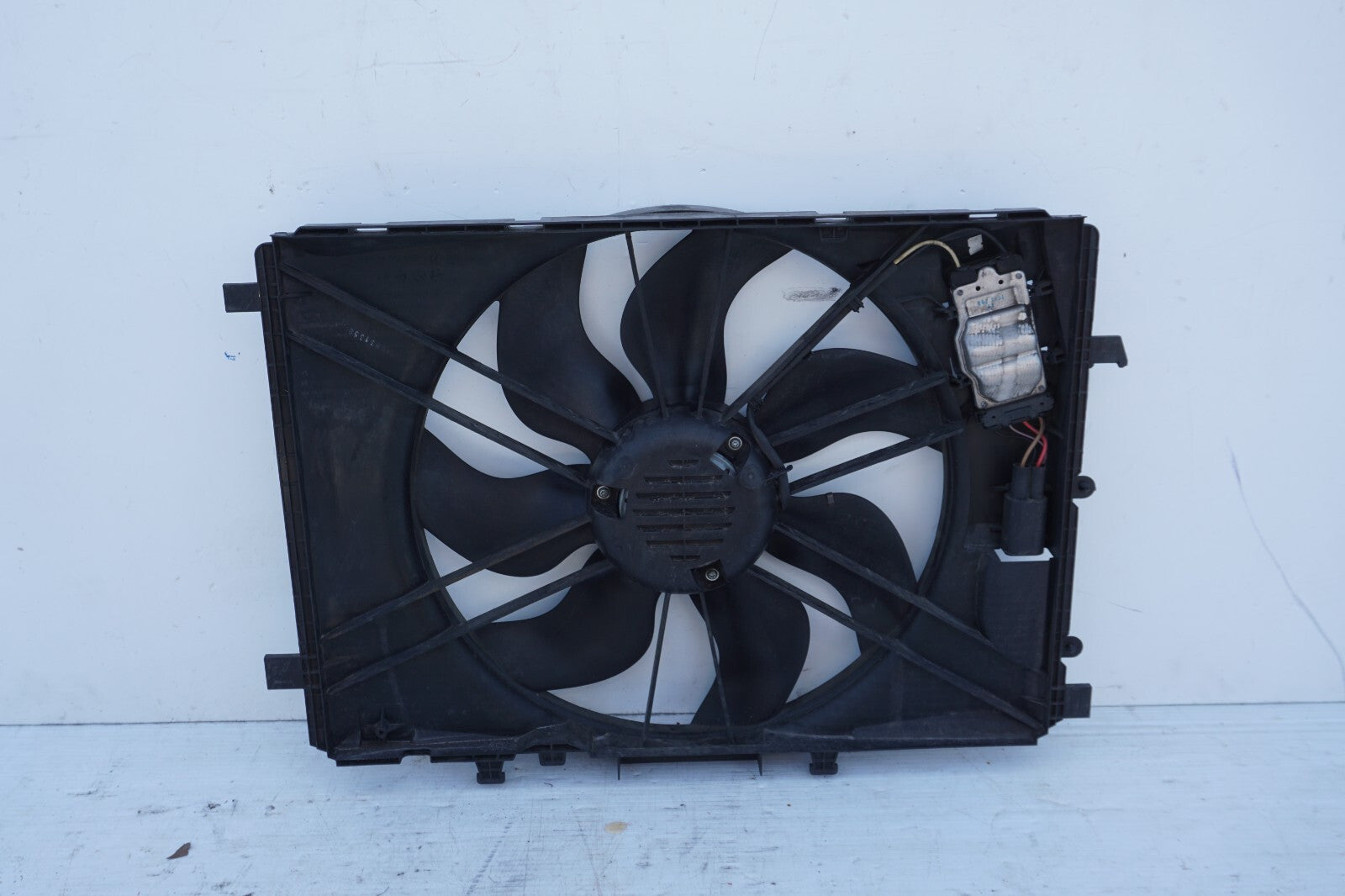 08-14 Mercedes C300 W204 ENGINE RADIATOR COOLING FAN W/ SHROUD OEM