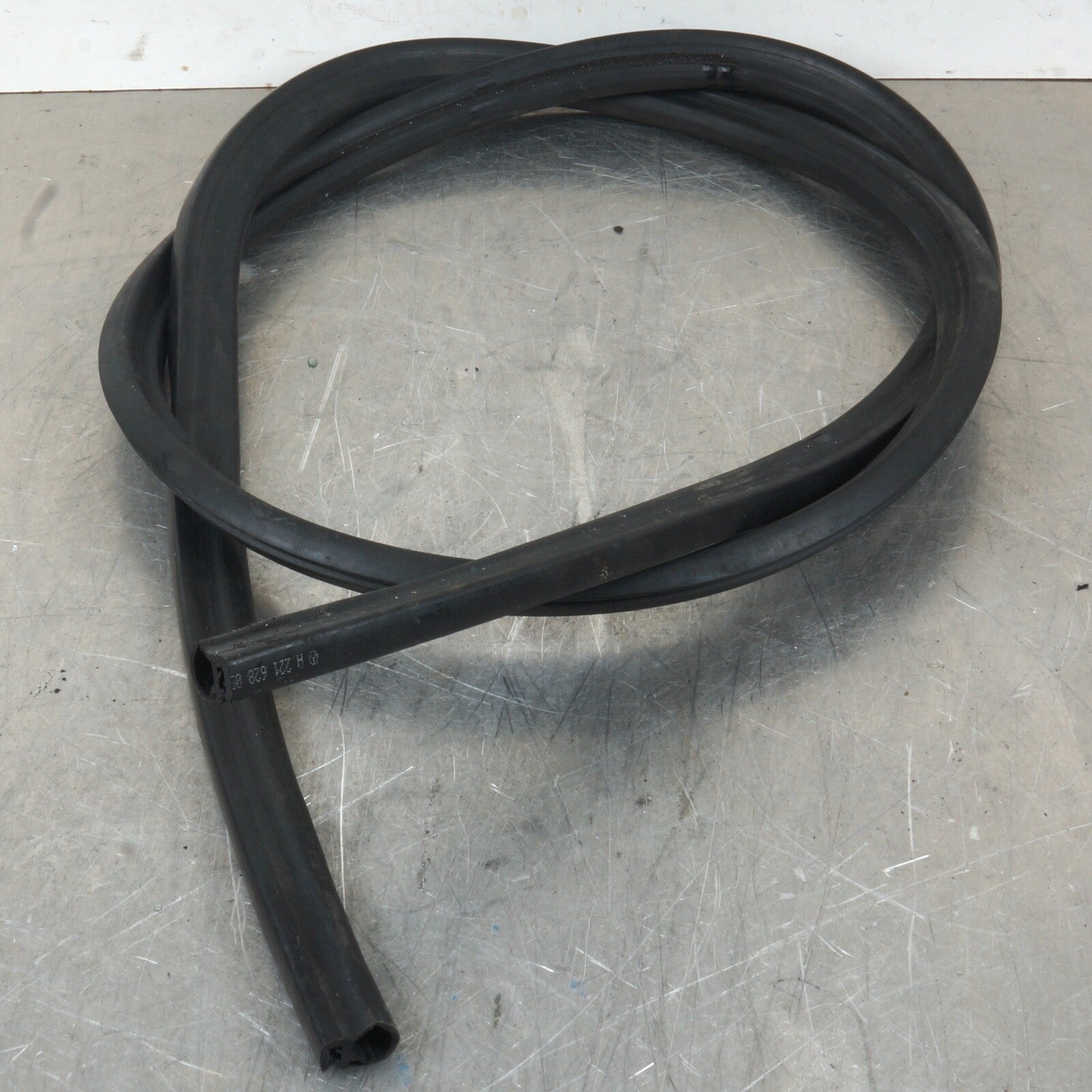 2007 - 2013 MERCEDES-BENZ S550 CL550 W221 FRONT GASKET BONNET HOOD SEAL OEM