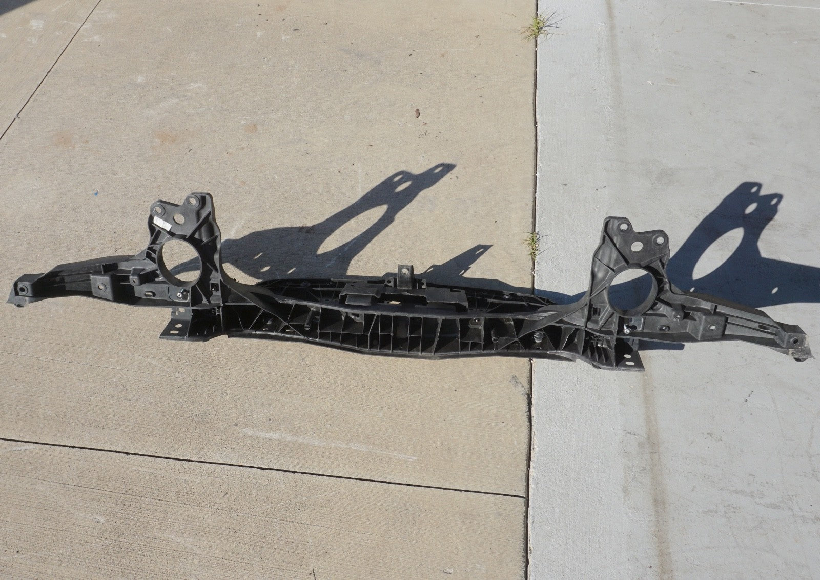 2011 - 2014 Porsche Cayenne Front Reinforcement Bar Upper Radiator Support Clip