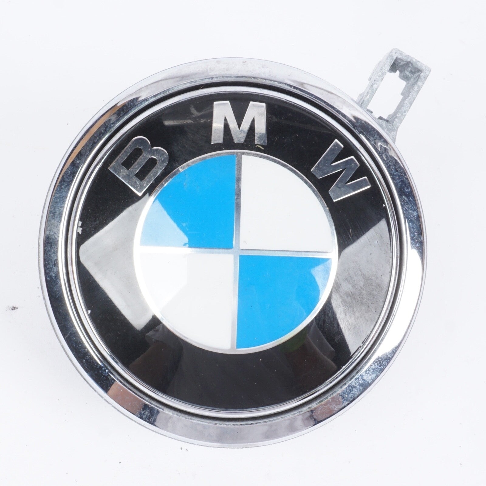 04-10 BMW E63 E64 650 645 M6 REAR TRUNK LID HANDLE EMBLEM LOCK LATCH CARRIER OEM