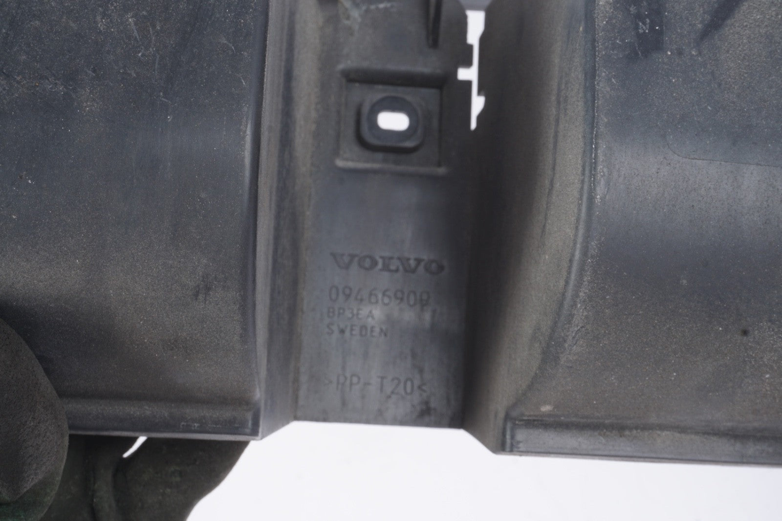 2006 - 2013 VOLVO C70 REAR BUMPER MOUNT BRACKET 09466909 OEM