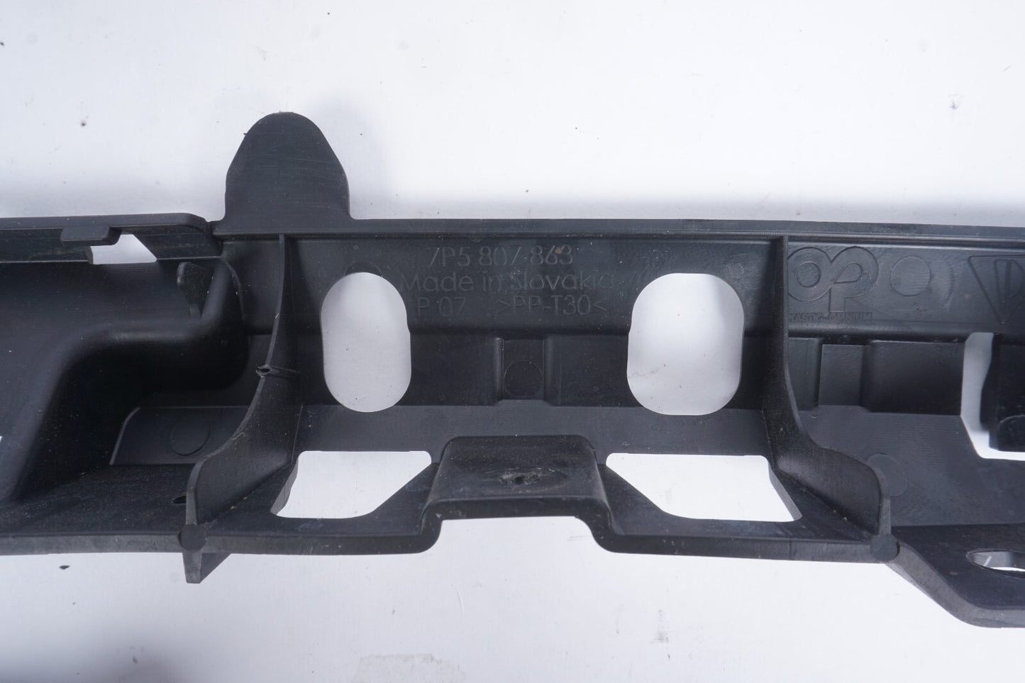 11-18 Porsche Cayenne 958 Rear Center Bumper Mount Bracket 7P5807863  OEM