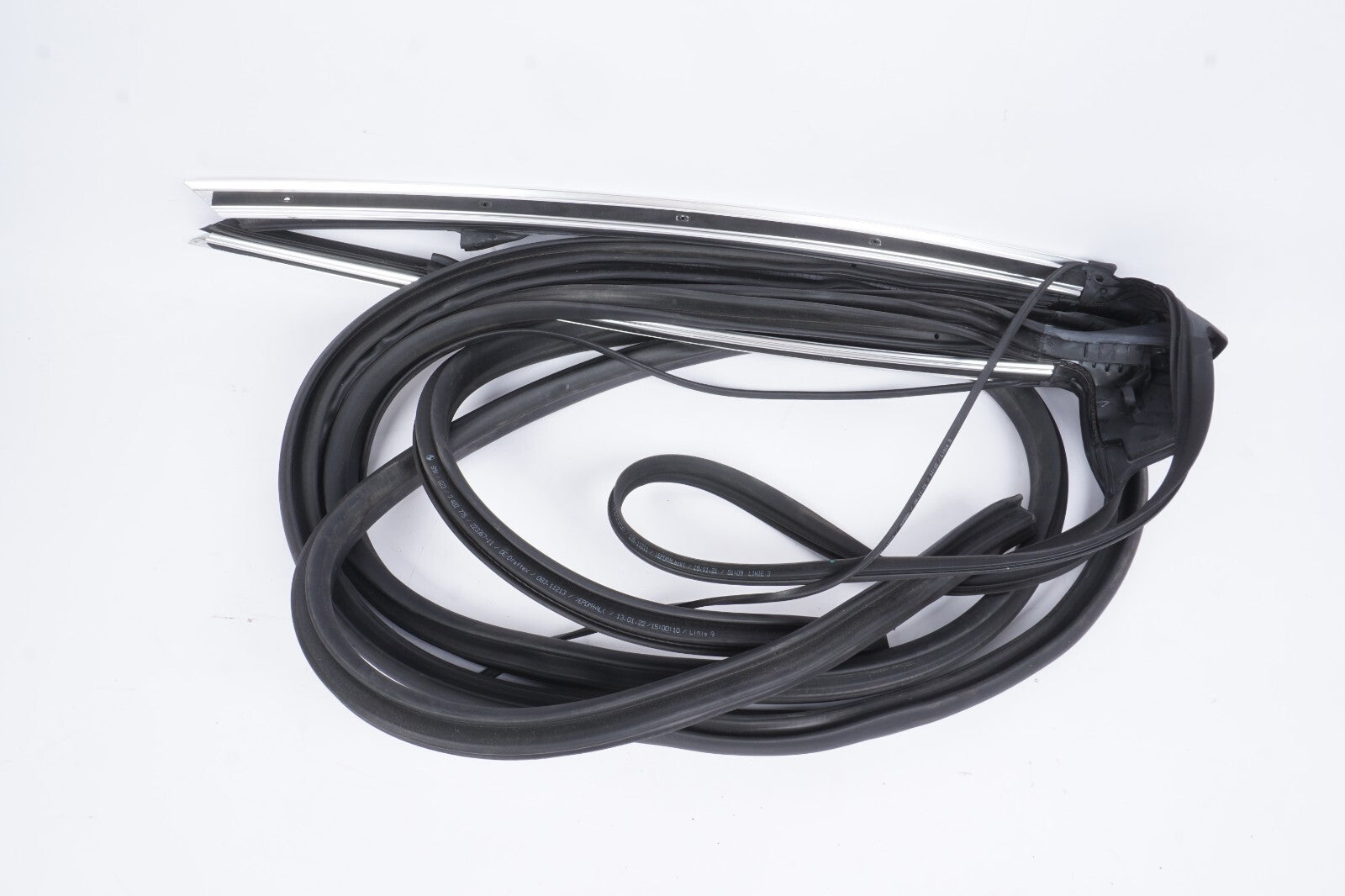 21 - 24 BMW 430I Convertible Front Windshield Weatherstrip Seal 7482775 OEM