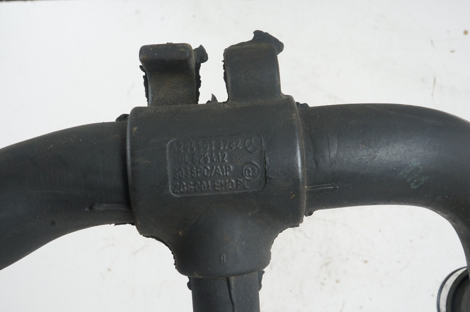 08-11 Mercedes W204 C300 E350 Lower Radiator Cooling Hose Pipe 2045010482 OEM