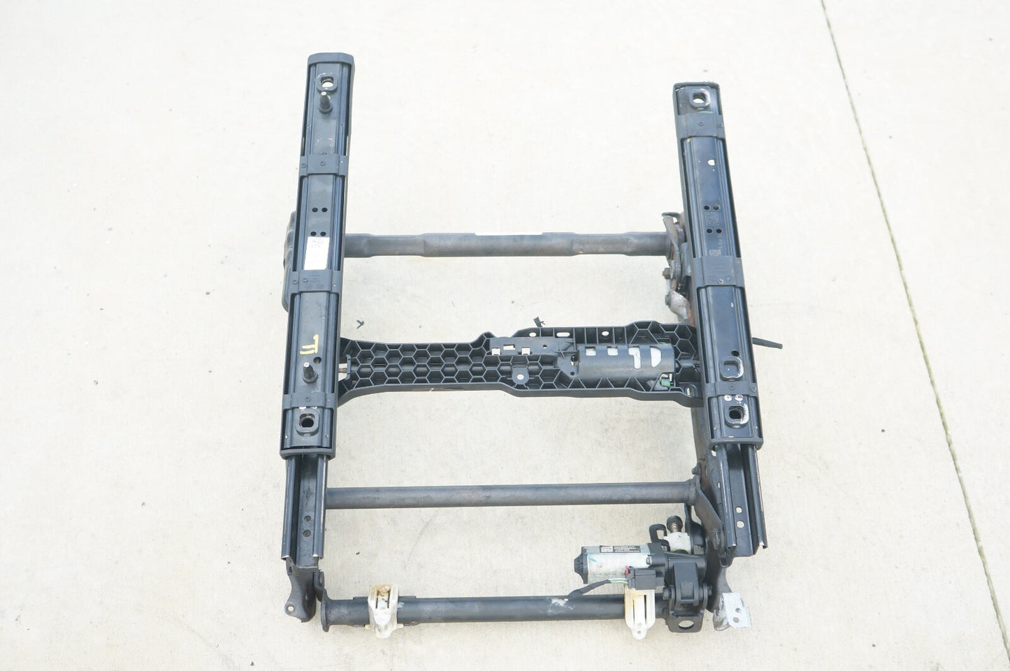 2020-2023 CADILLAC CT4 FRONT RIGHT PASSENGER SIDE SEAT TRACK FRAME W/ MOTOR OEM