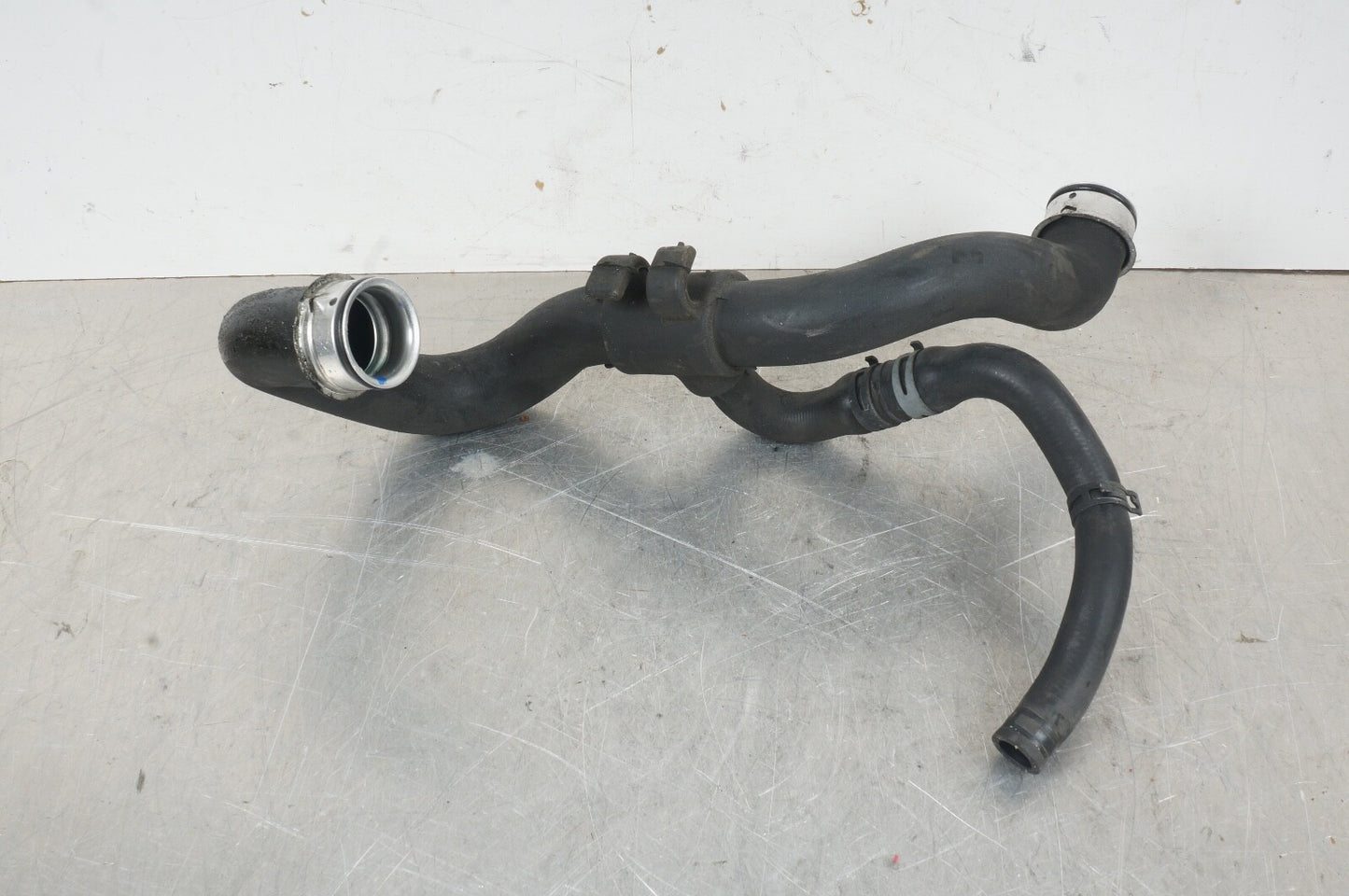 08-11 Mercedes W204 C300 E350 Lower Radiator Cooling Hose Pipe 2045010482 OEM