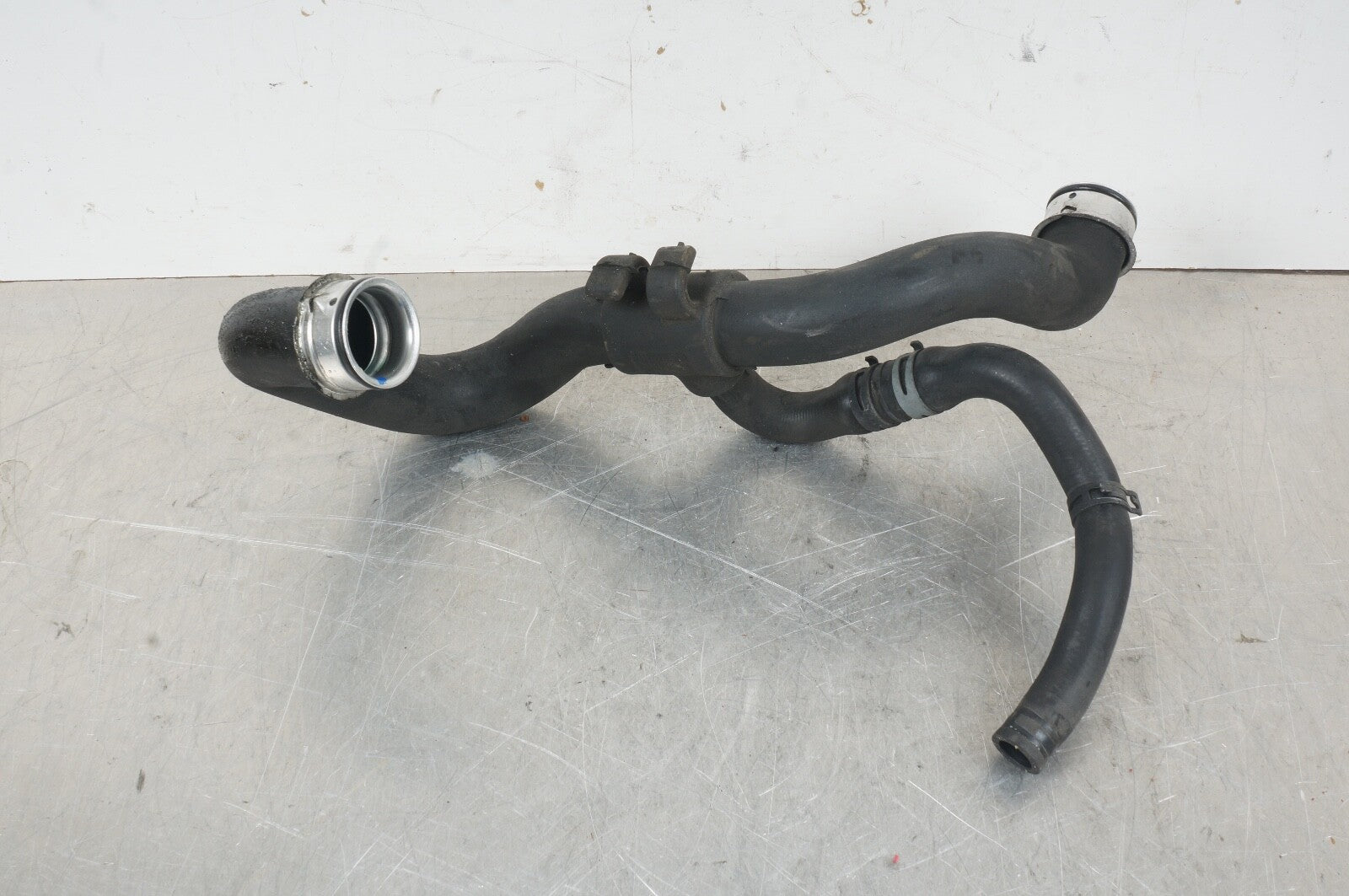 08-11 Mercedes W204 C300 E350 Lower Radiator Cooling Hose Pipe 2045010482 OEM