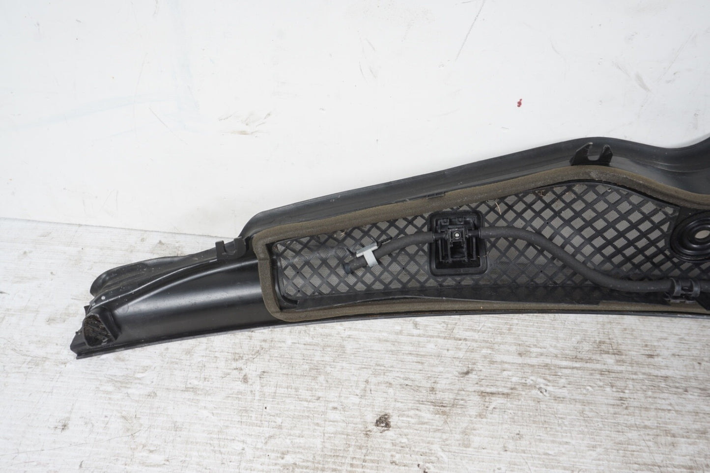 2011-2016 MERCEDES E350 E400 COUPE  FRONT WINDSHIELD WIPER COWL PANEL 2078300713