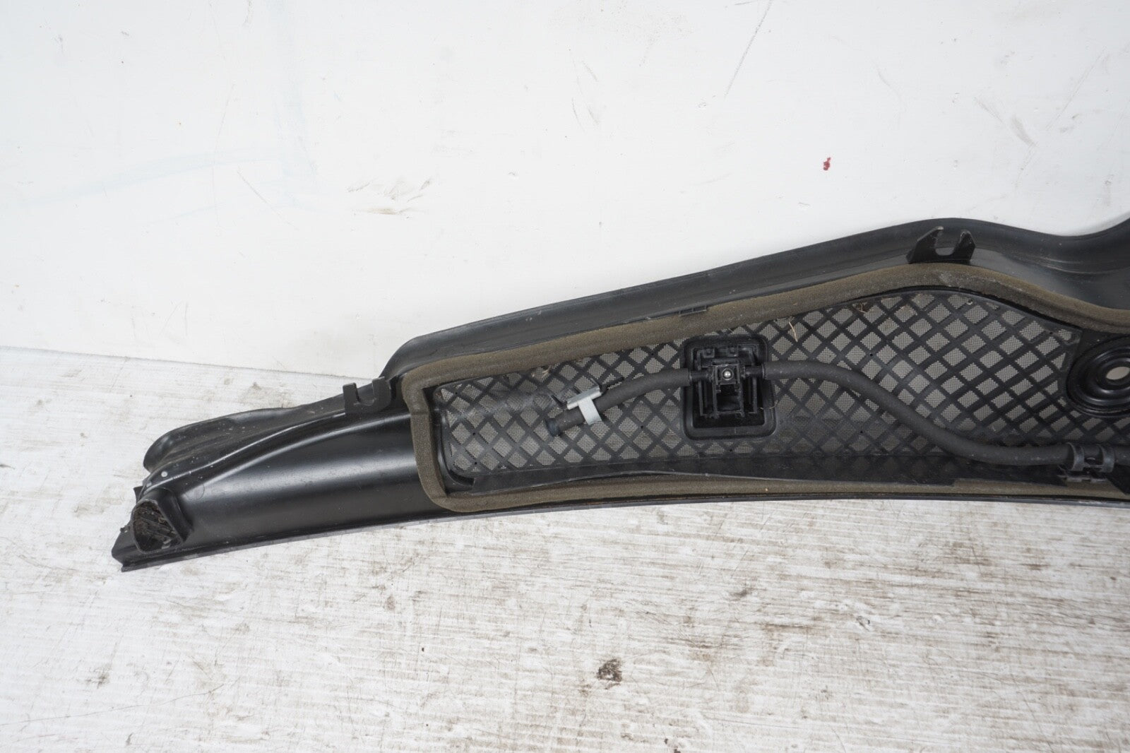 2011-2016 MERCEDES E350 E400 COUPE  FRONT WINDSHIELD WIPER COWL PANEL 2078300713