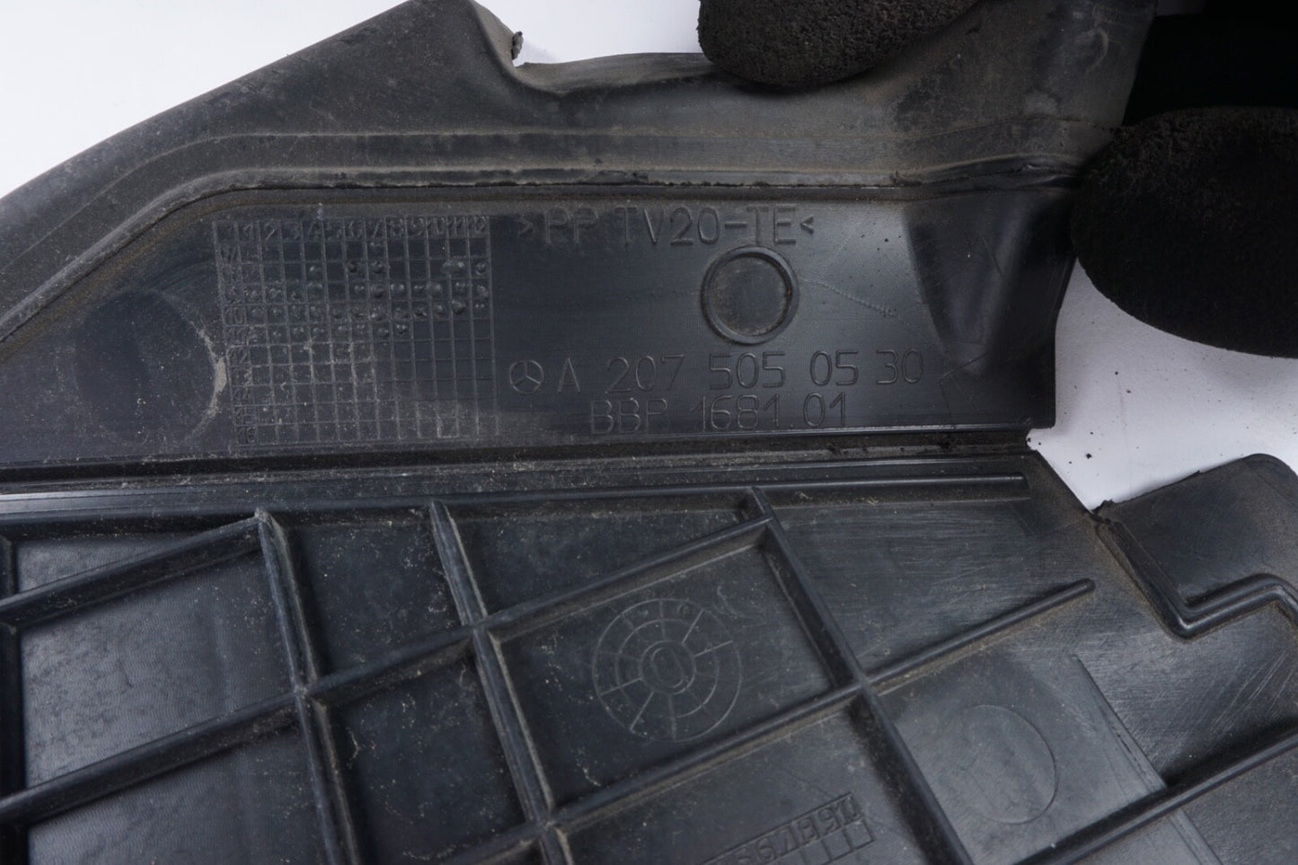 10-13 Mercedes E350 E550 W207 Air Guide Plate Baffle Trim A2075050530 OEM