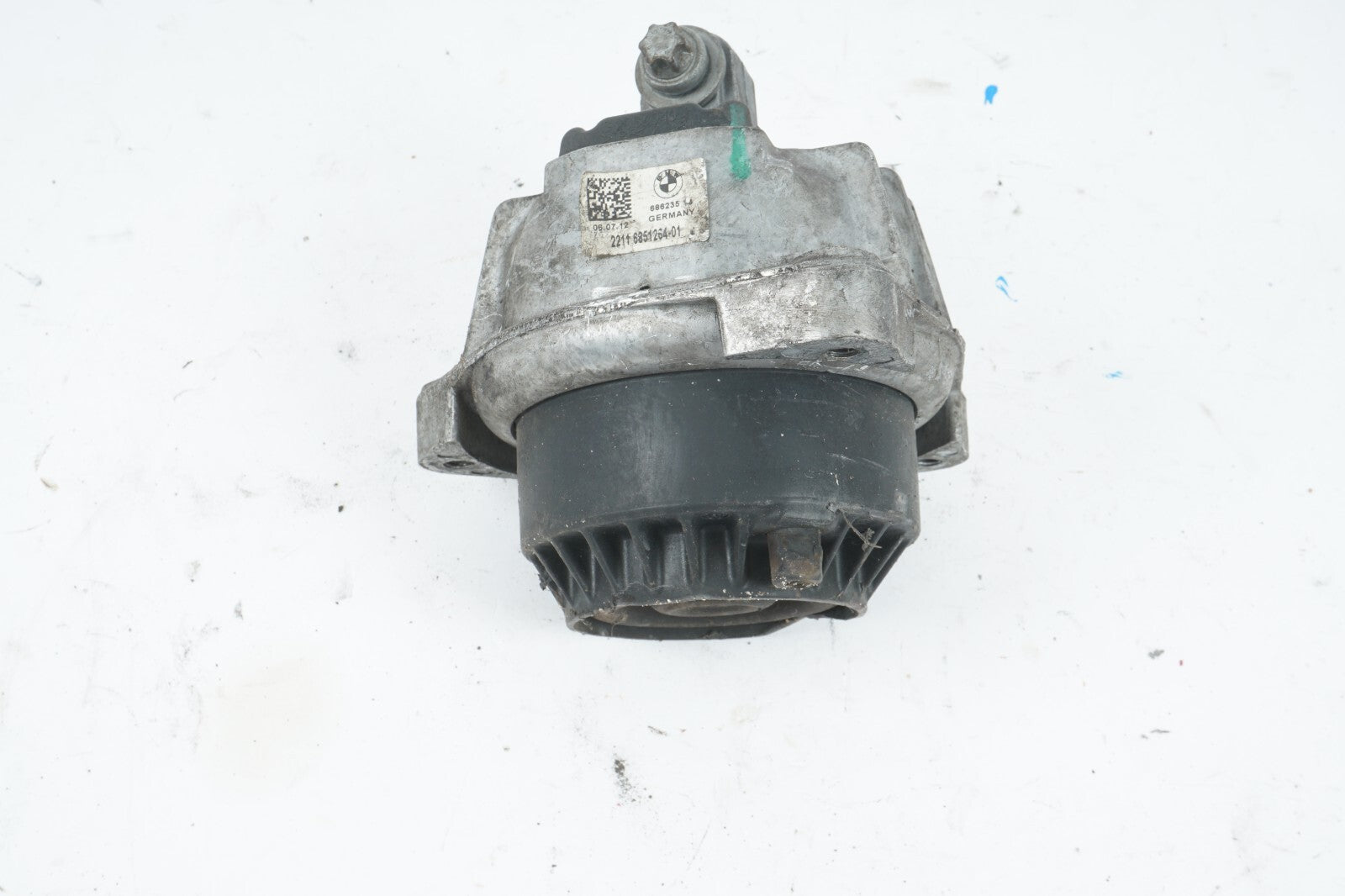 2012 - 2016 BMW 650i RWD ENGINE MOUNT BRACKET 6851264 OEM