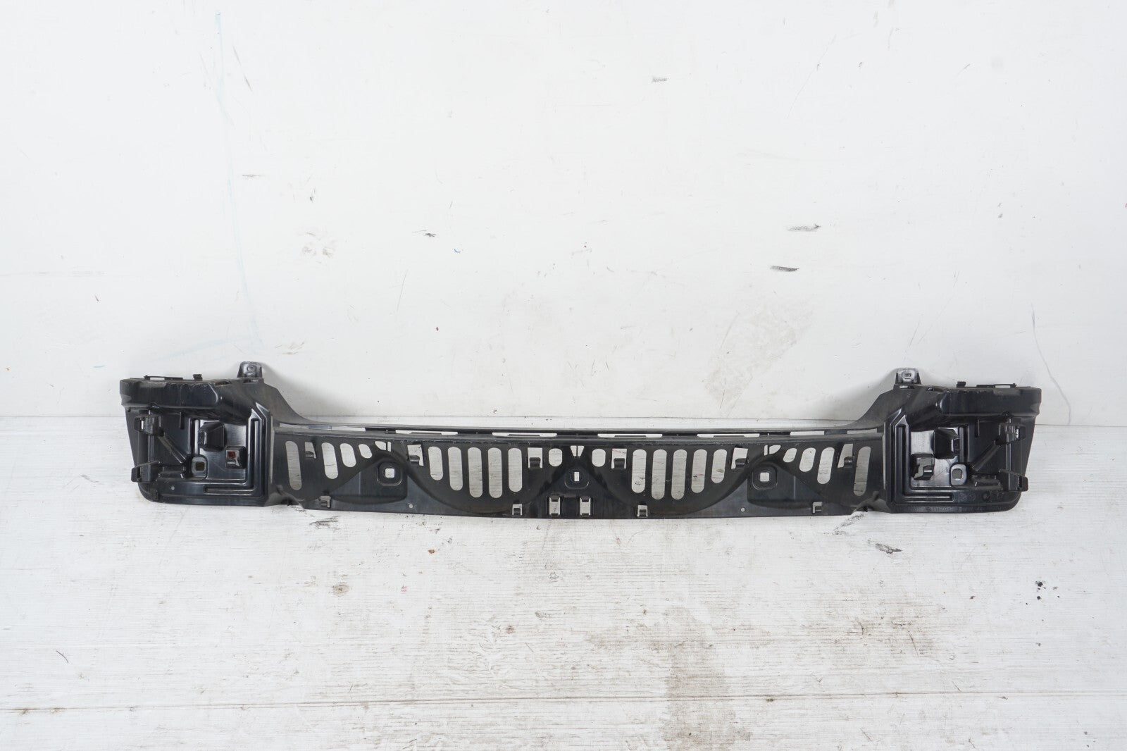 13-18 BMW 650i 640i F06 Rear Bumper Cover Center Bracket Support  OEM