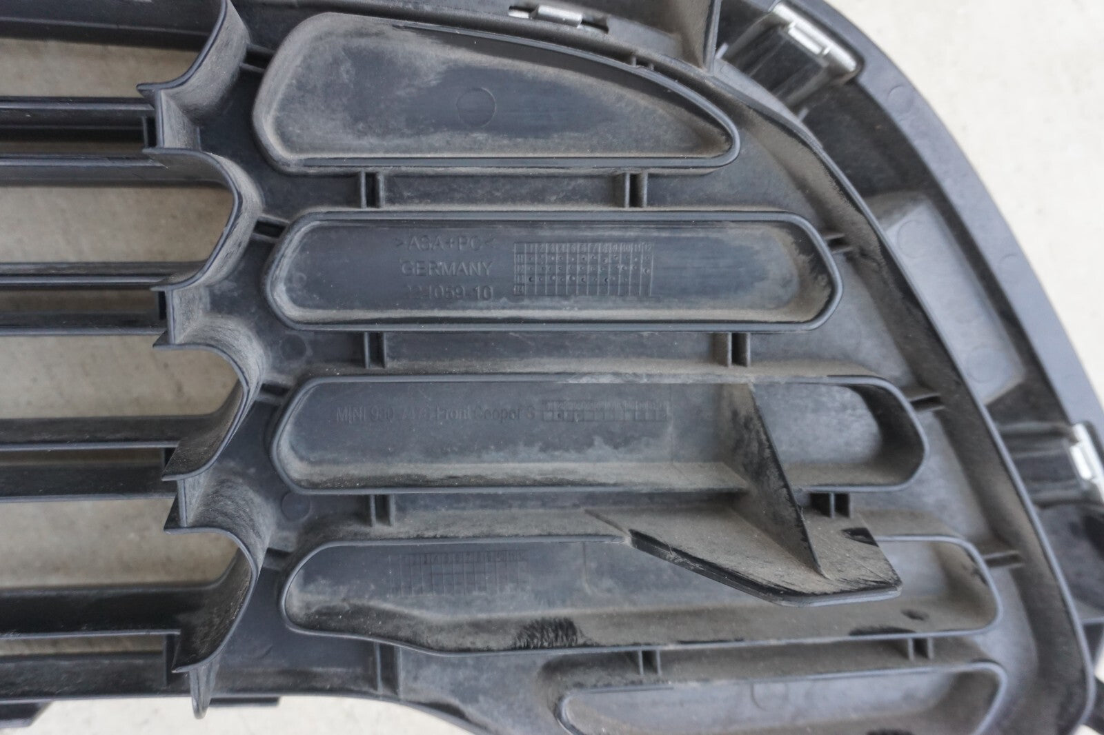 2011 - 2016 Mini Cooper Countryman S Front Radiator Upper Grille 9807476 OEM