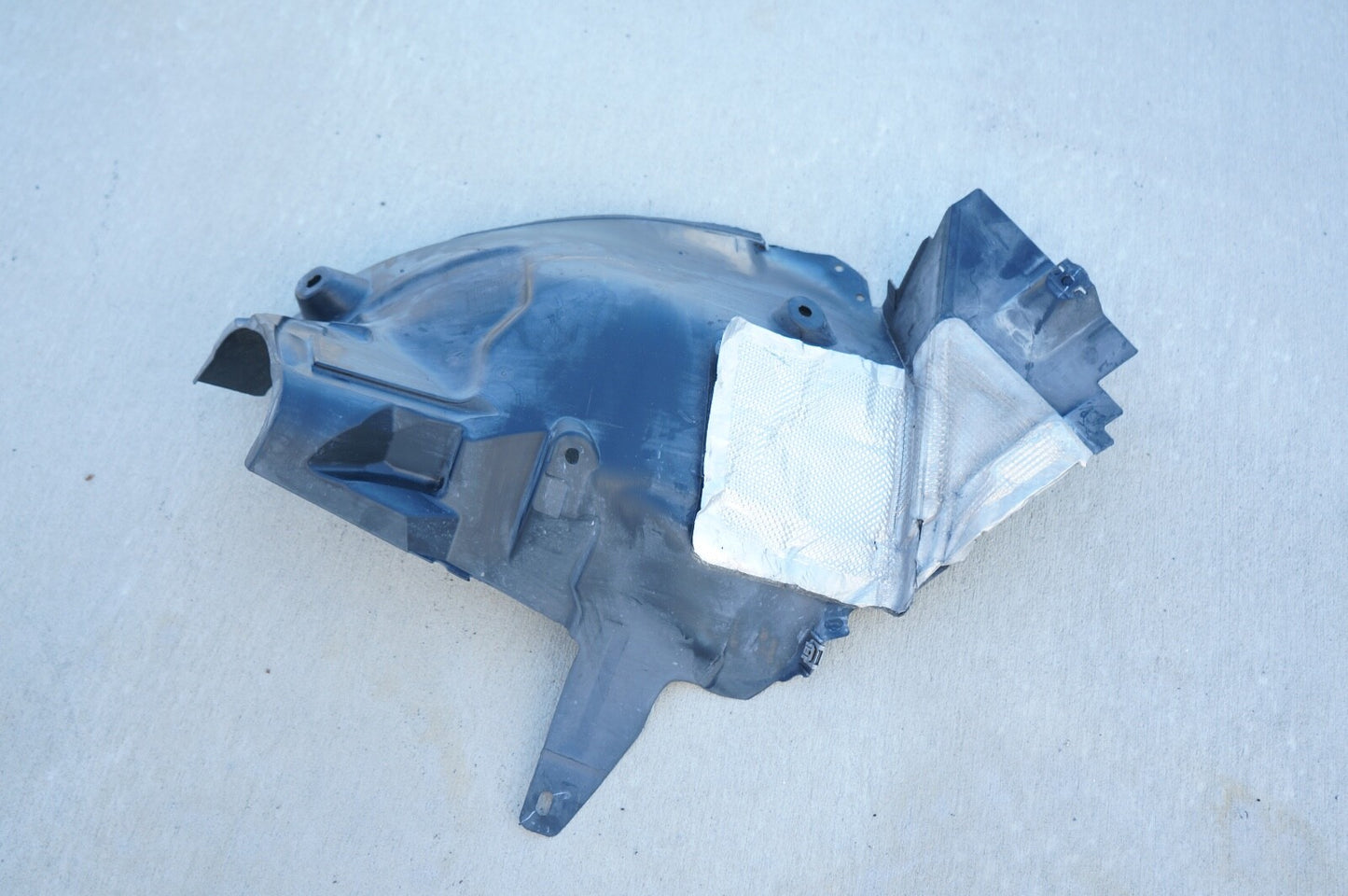 12-14 MERCEDES-BENZ C250 C300 Front Right Fender Liner Splash Guard REAR PART