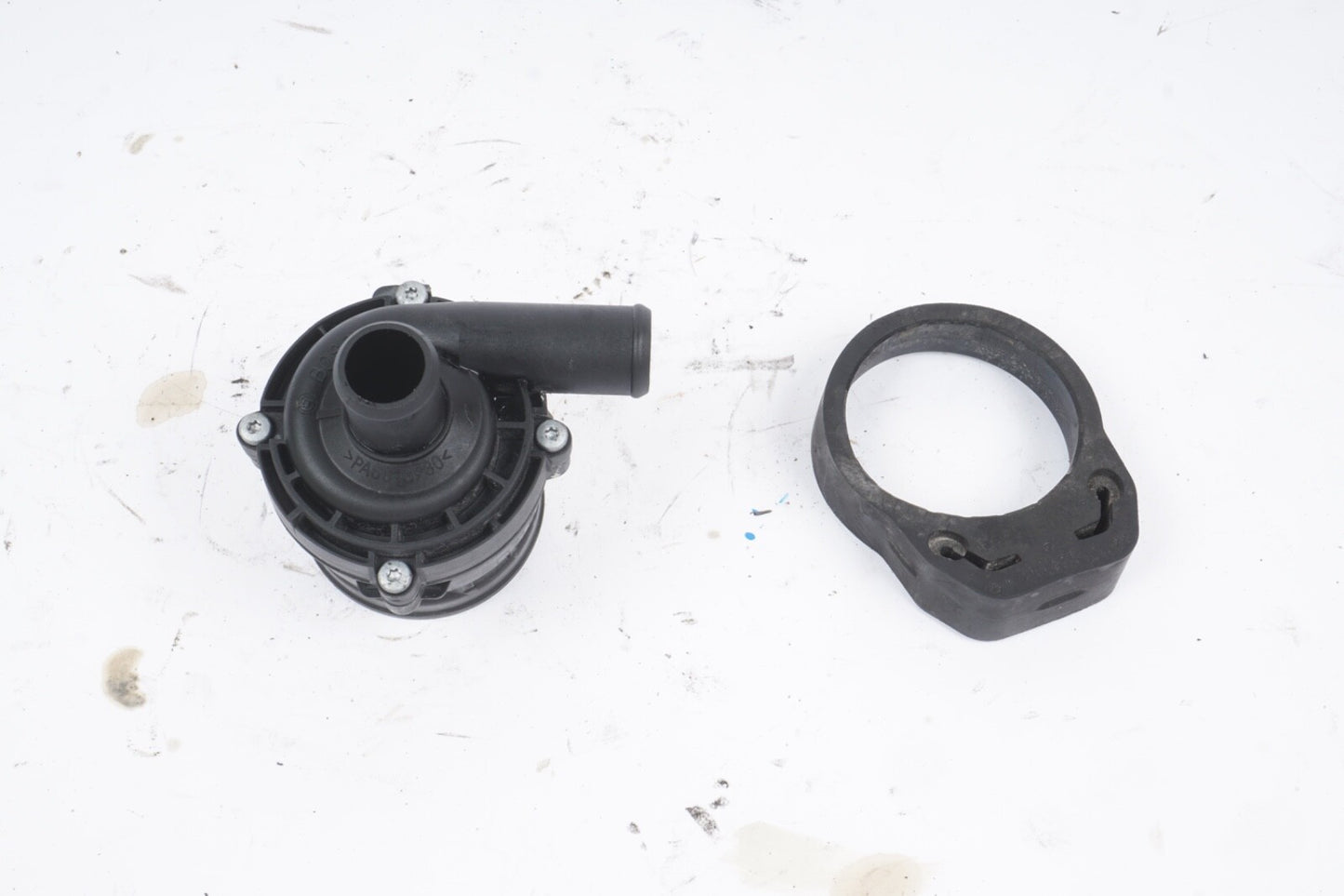 03 - 16 Mercedes W211 E320 E350 ML320 Auxiliary Water Pump 2118350364 OEM