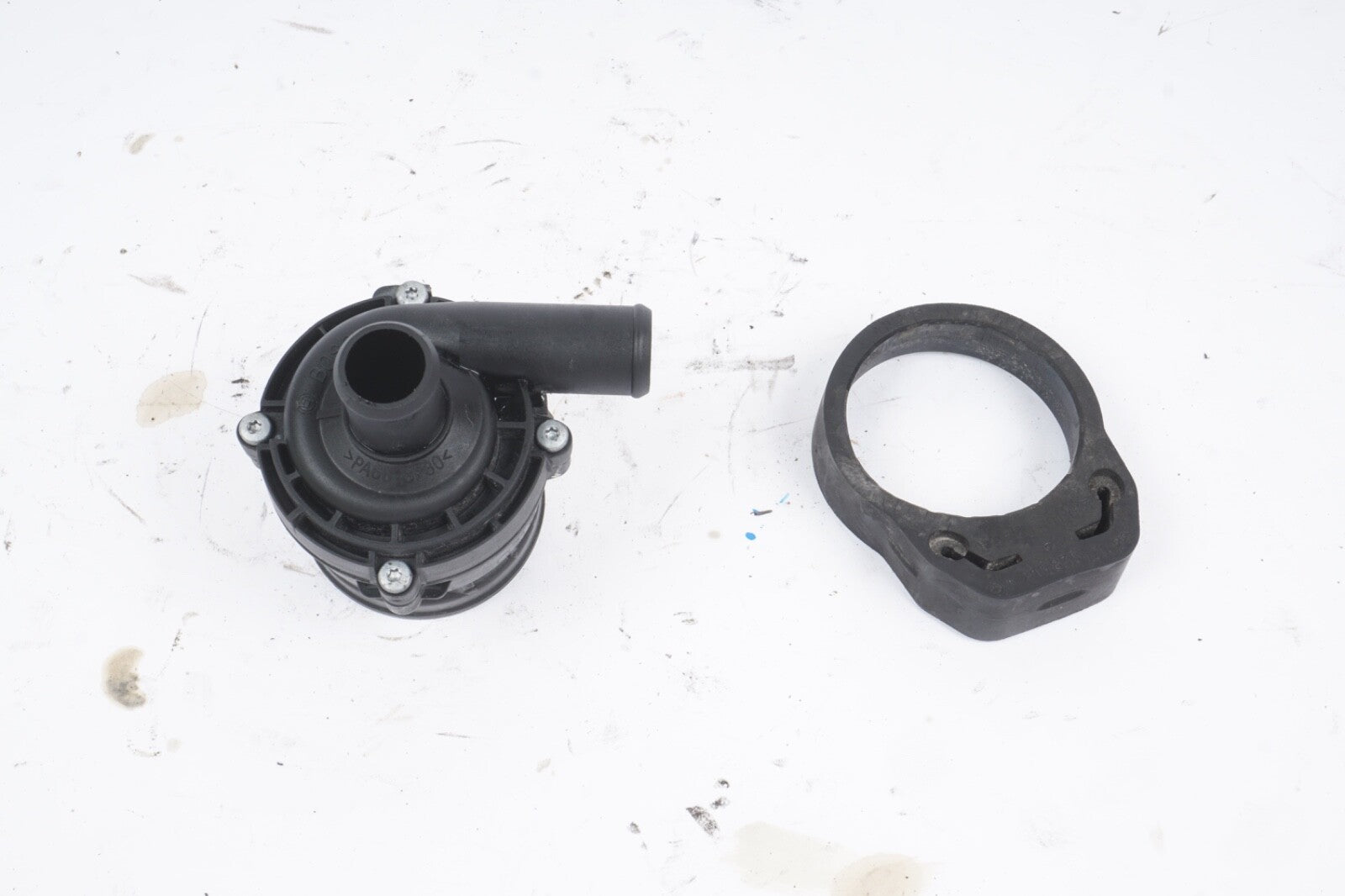 03 - 16 Mercedes W211 E320 E350 ML320 Auxiliary Water Pump 2118350364 OEM