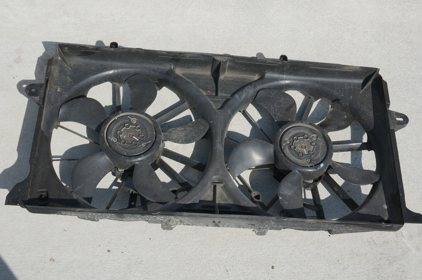 2016-2018 Chevrolet Silverado 1500 Radiator Cooling Fan Motor Assembly 23287376 