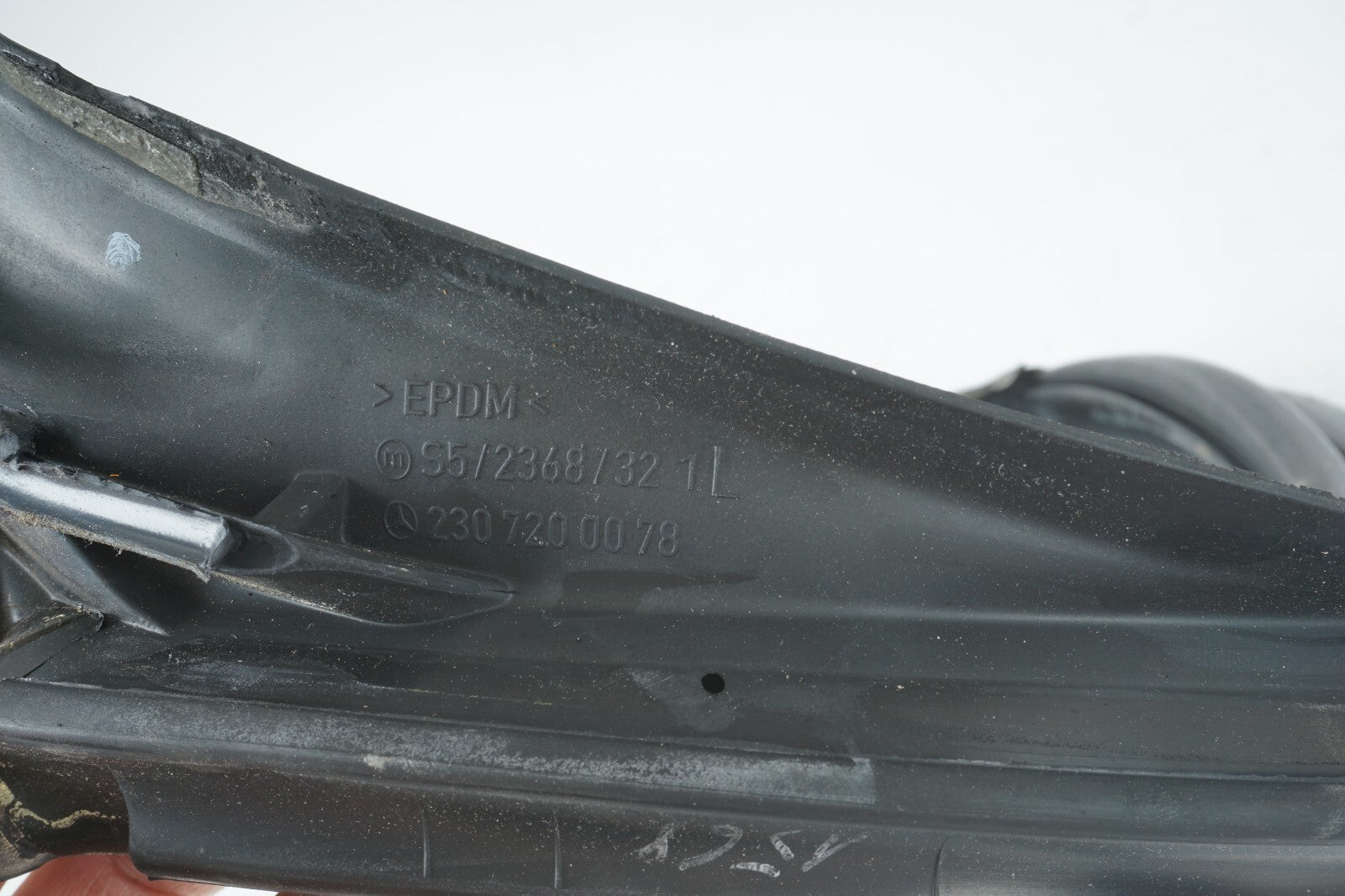 03 - 08 Mercedes R230 SL500 Windscreen Roof Weatherstrip Seal  OEM